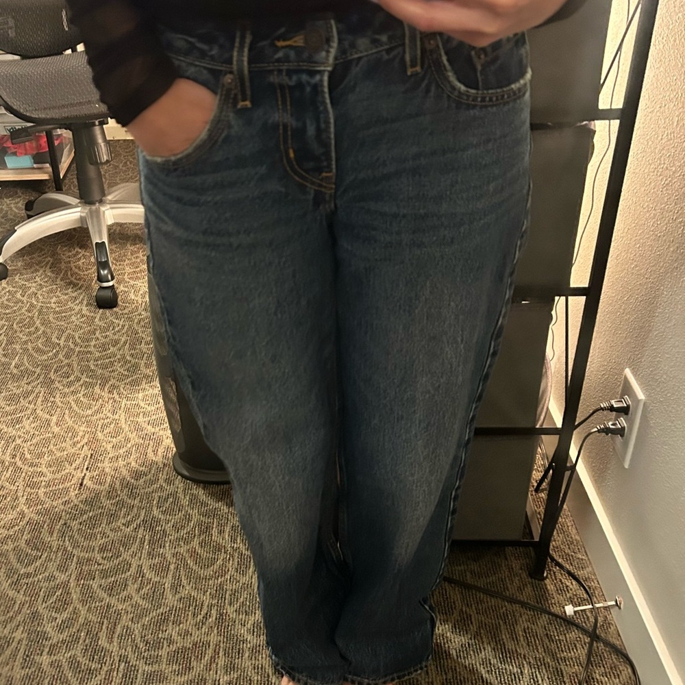 Low loose dark wash levis